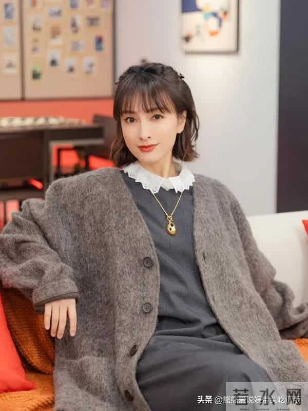 吴昕越来越会穿！灰色毛呢外套+连衣裙，简约又高级！