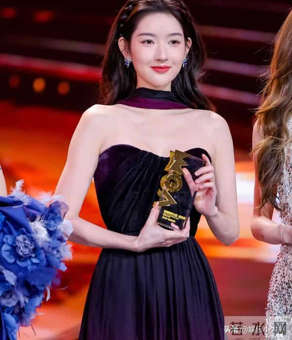 王玉雯亮相微博视界大会红毯,肌肤如雪,美得似小公主!