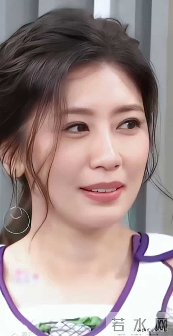 最美赵敏贾静雯如今已经52岁了，看起来依然精致漂亮，不容易