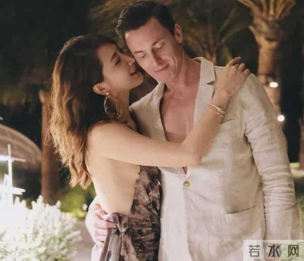 陈赫前妻在沙特过生日，外国老公现身两人十指紧扣，男方身材不错