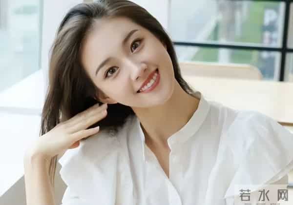 横店这一夜，珠圆玉润的短剧女神郭宇欣，秒了内娱一堆“排骨精”