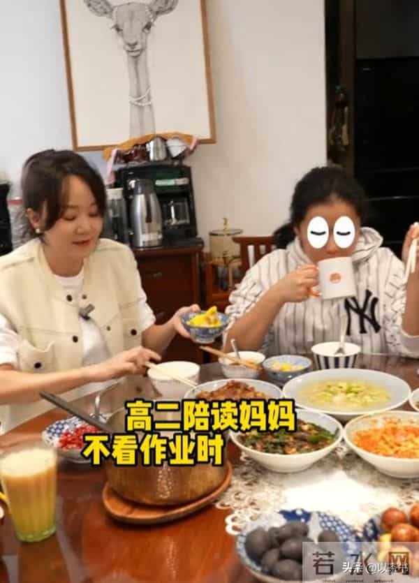 她是高鑫夫妇的女儿，不拍广告不进娱乐圈，读上海重点高中是学霸