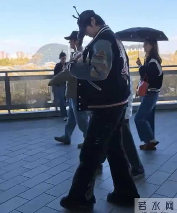 张丹峰洪欣带孩子逛环球影城,对着镜头比耶,完全看不出相差10岁