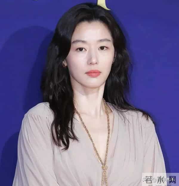 全智贤近况曝光!44岁了放弃谍战剧去拍偶像剧,资源降级遭群嘲