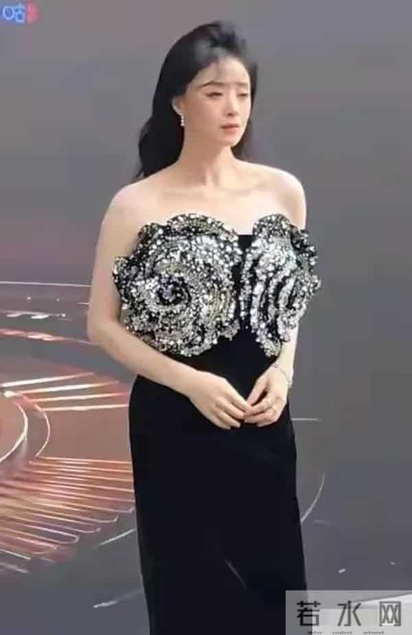 42岁蒋欣出席活动，裙摆开叉到大腿根，走路时气场太强大了