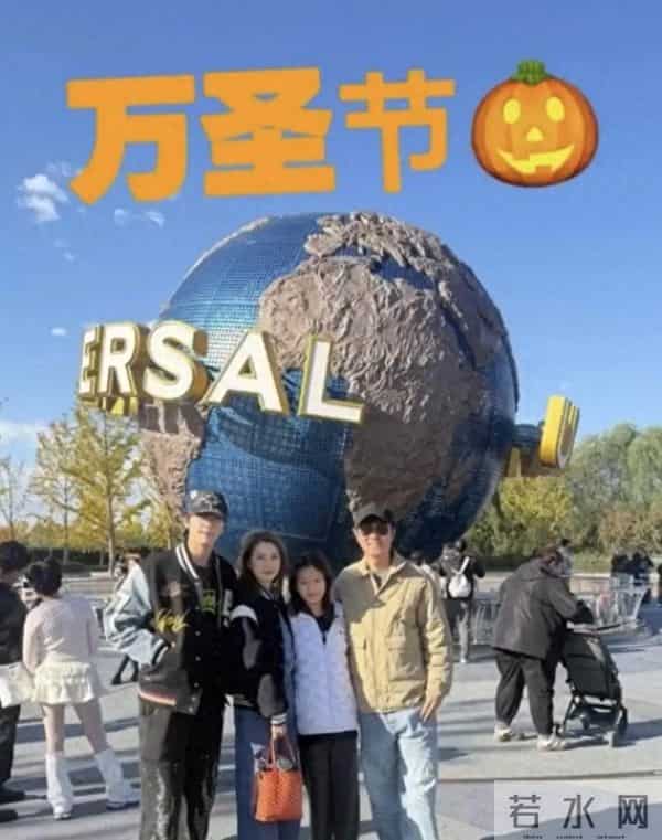 张丹峰洪欣带孩子逛环球影城，对着镜头比耶，完全看不出相差10岁