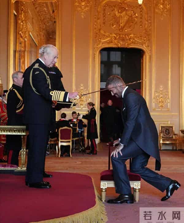 贝克汉姆圆梦封爵！一手牵贝嫂一手牵小七，俩儿子像“保镖”