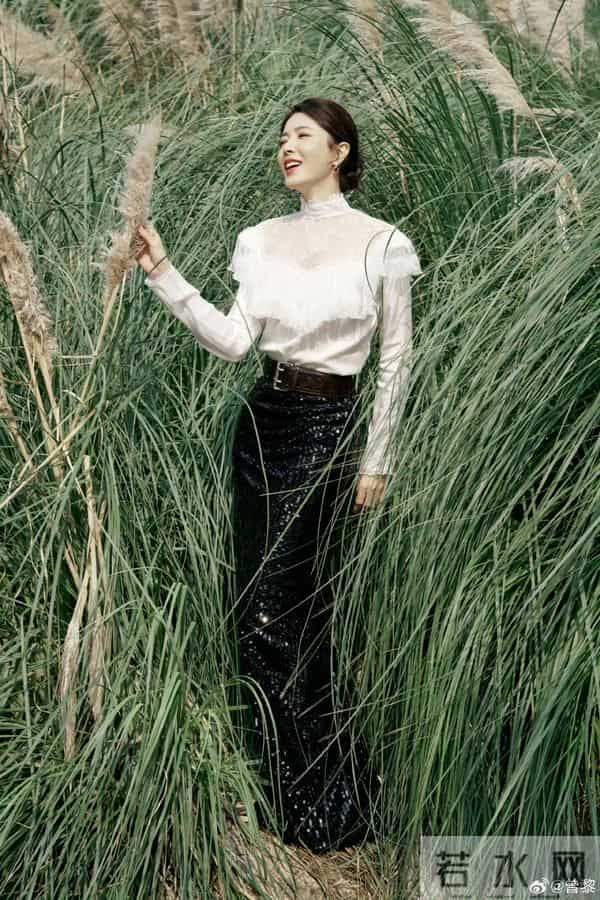 曾黎阿姨今日份在长江大桥美拍，开叉包臀裙高跟穿搭迷人至极