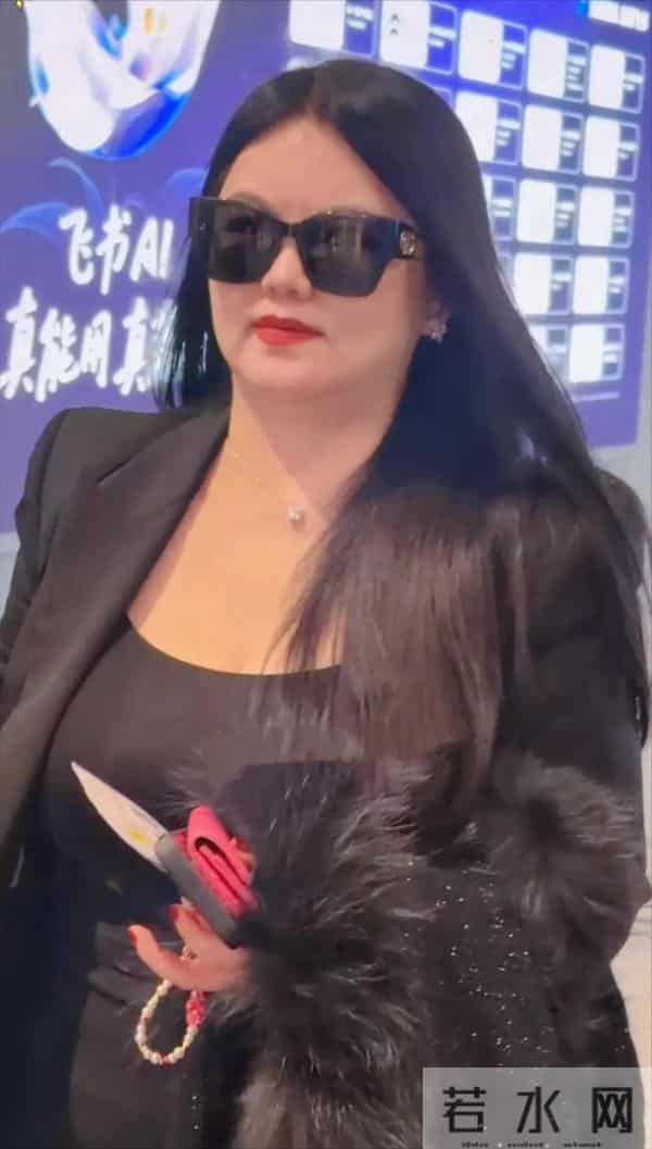 李湘一家三口现身机场，走路带风气场十足！手上那件貂皮大衣抢镜