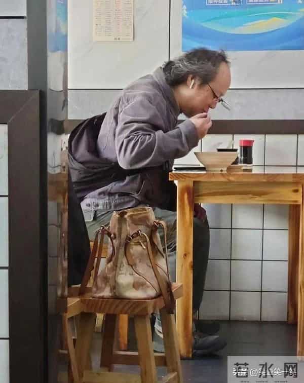 窦唯住河北骑电车买菜，不接商演不直播，却成年轻人精神图腾