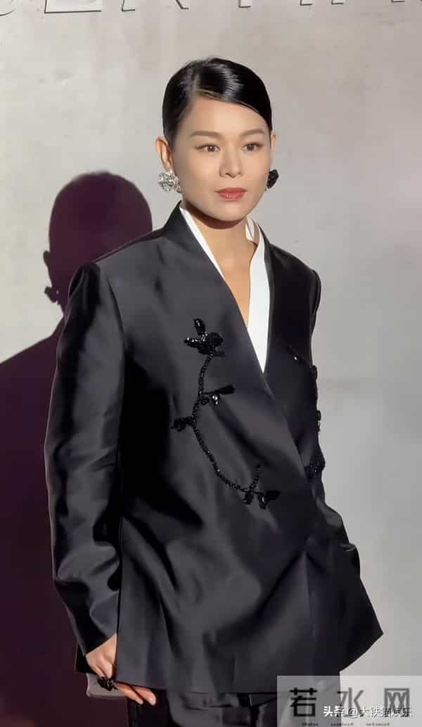 上海这一晚,蒋欣、胡杏儿秒了00后小花,才知什么叫美得有辨识度