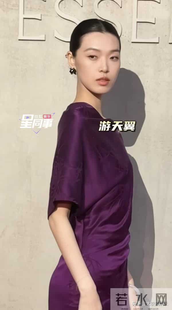 上海这一晚,蒋欣、胡杏儿秒了00后小花,才知什么叫美得有辨识度