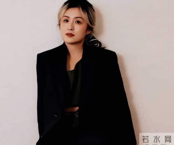 事情闹大了！秦雯“袭警捞人”事件遭官媒喊话，吐槽倪妮被硬刚