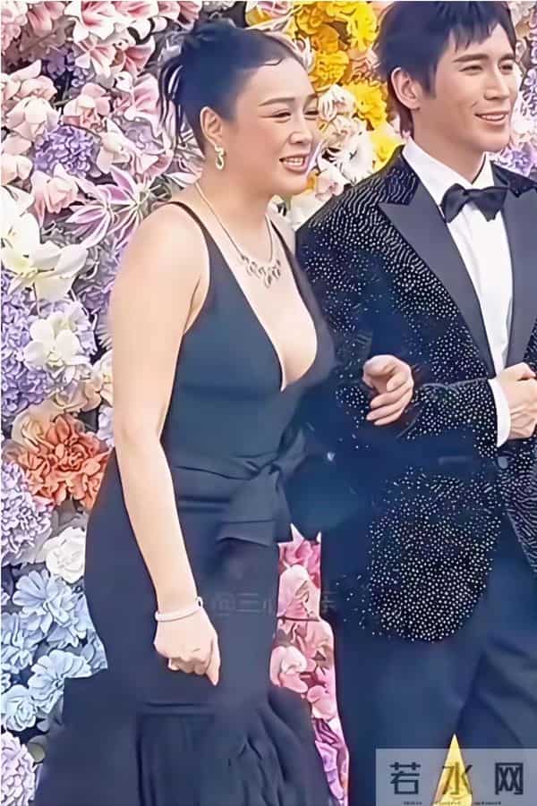 钟丽缇不靠滤镜,靠骨相撑全场。黑裙一穿,不是性感,是底气!