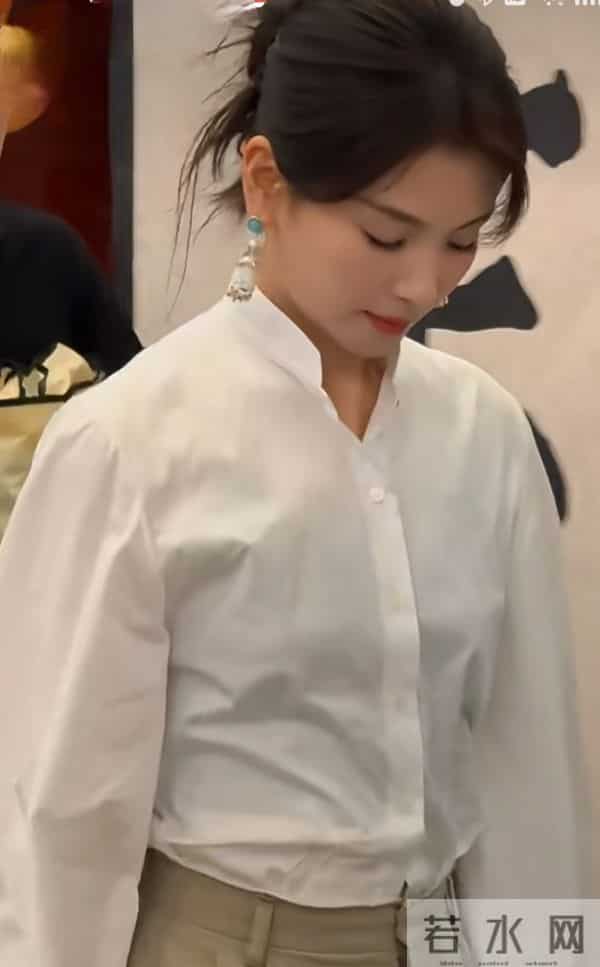 47岁刘涛豫园现身,休闲装配低马尾,气质优雅美得好高级