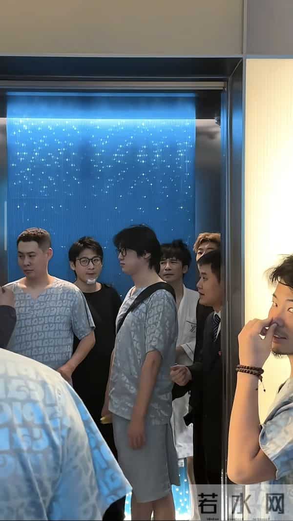 沈阳洗浴中心 偶遇大张伟和沈凌 大张伟走路没劲 还一副没睡醒的样子