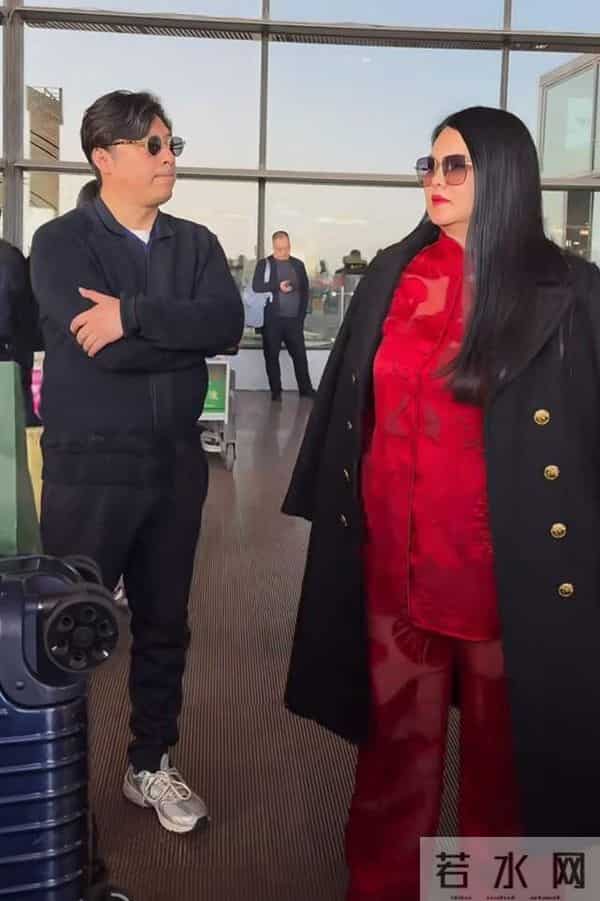 李湘一家三口现身机场，走路带风气场十足！手上那件貂皮大衣抢镜