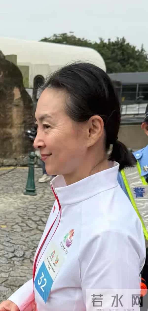 何超琼戴大钻石耳饰很华丽，她的头发白了，她和何超盈女儿合影