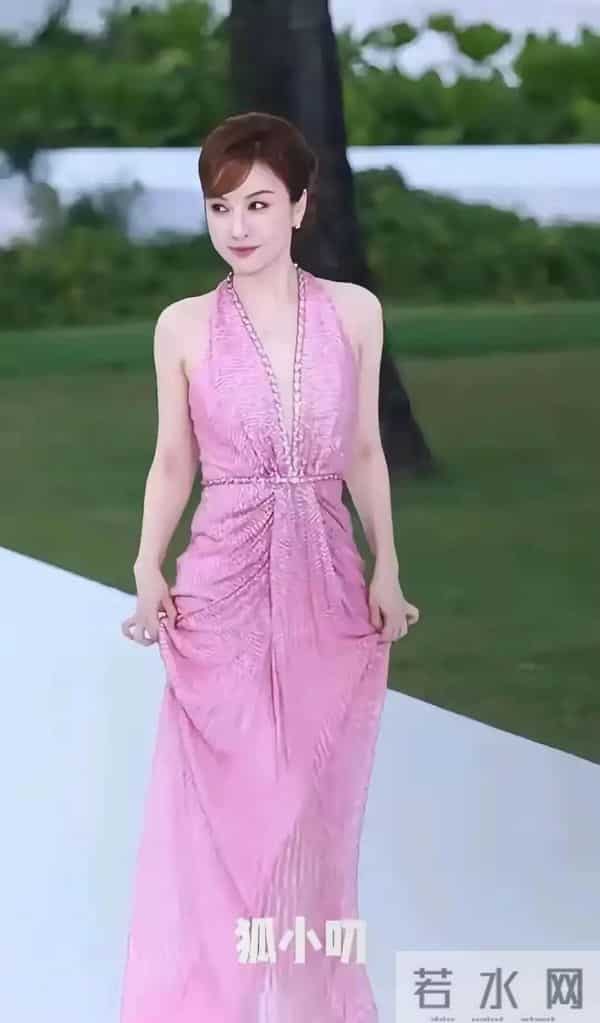 吴昕这容整得好成功 起码年轻了20岁 娇美红润的圆脸 美得像换了个