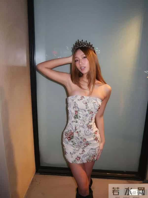 小S19岁大女儿在美国参加派对，一头黄发皮肤美黑，身材成熟火辣