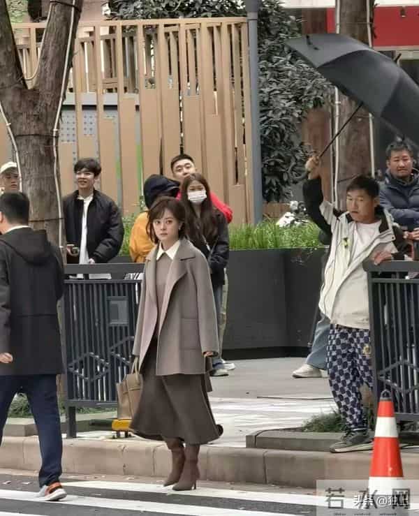 孙俪拍戏路透被疯传，眼球明显突出咬肌变大，终于懂她为何不医美