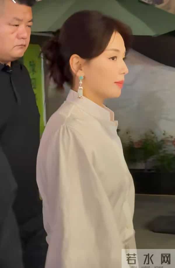 47岁刘涛豫园现身,休闲装配低马尾,气质优雅美得好高级