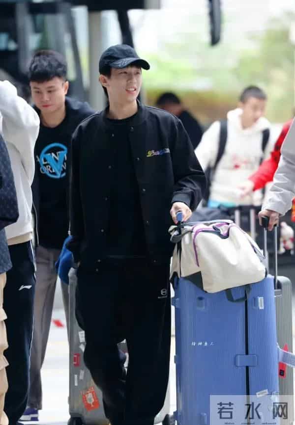 看到了在小杨身边的莎莎，梁靖崑顶着新发型出发了，林高远也出发