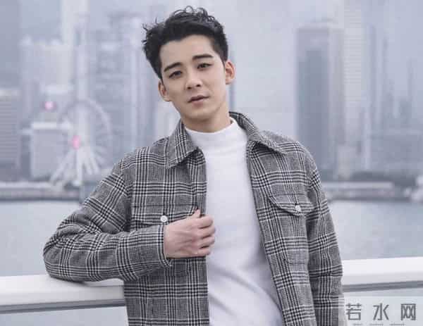 香港知名男星疑脚踏两只船，先后约会两位女神，踢球昏迷一度险死