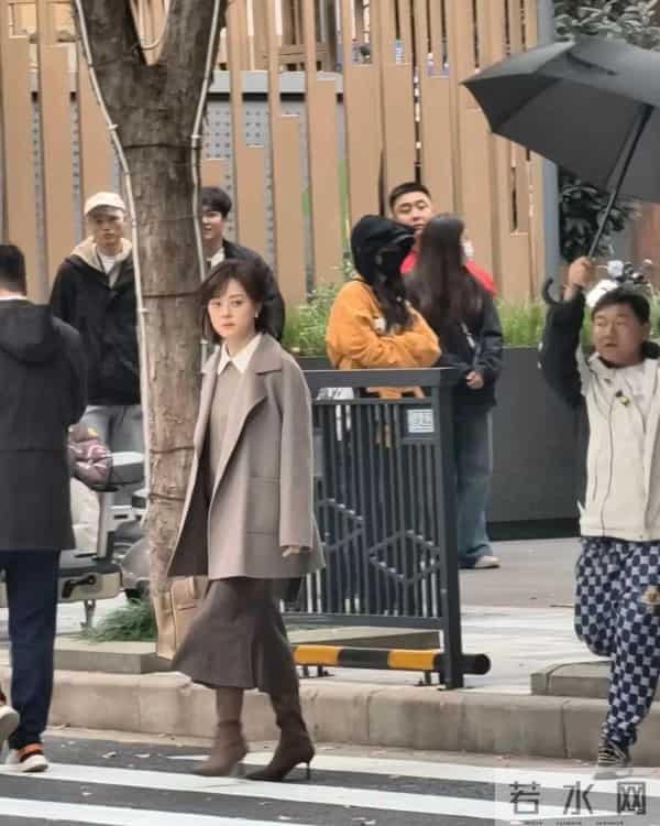 孙俪穿大衣过马路，气质真好，随手用手机一拍都这么美！