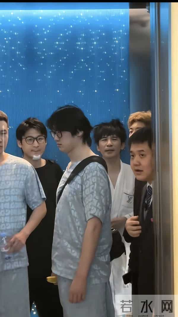 沈阳洗浴中心 偶遇大张伟和沈凌 大张伟走路没劲 还一副没睡醒的样子