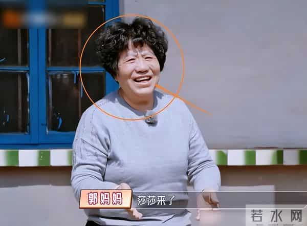 郭晓东妈妈带亲戚来北京，住小酒店不麻烦儿子，俩孙女全程玩手机
