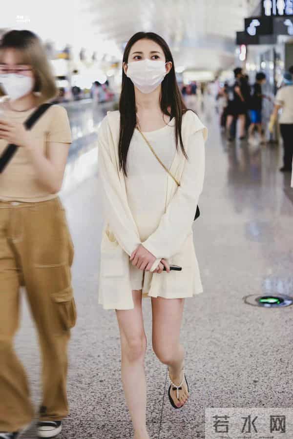 陈钰琪机场照美腿美脚丫超短裤，这拖鞋都能穿这么美？