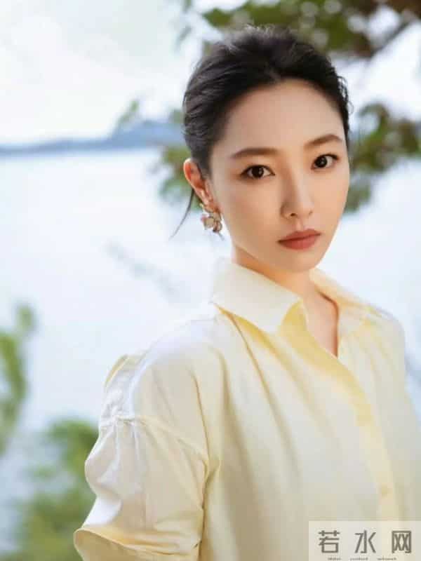 白百何带俩儿子回国，17岁大儿子罕见露面，身高180，模样像爸爸