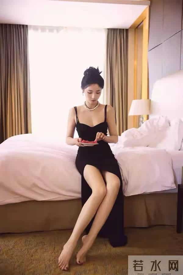 彭小苒，明艳如花，甜美性感