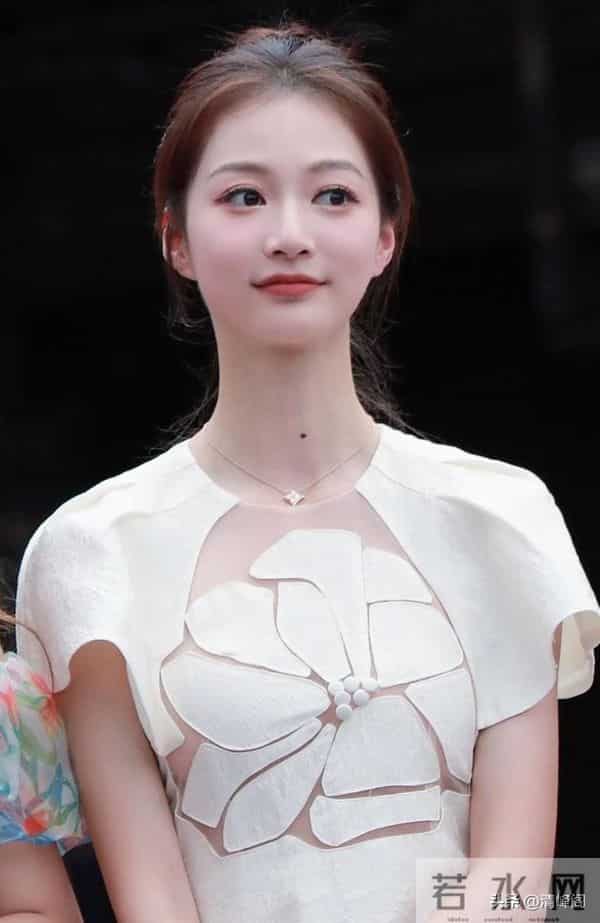 新晋花旦冯琳,主持界一股清新又靠谱的青春风暴。