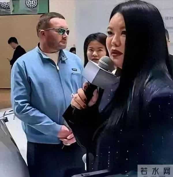 路人拍的李湘，原相机直出，没加美颜！