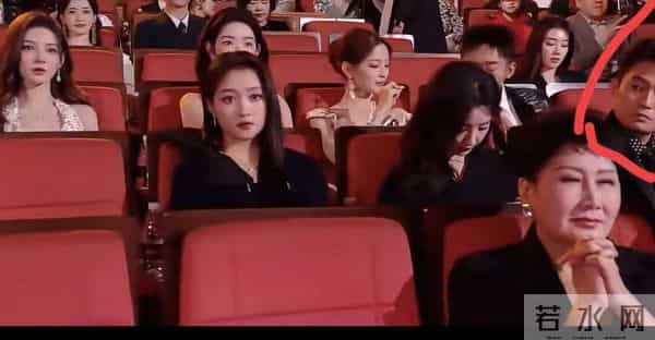 微博之夜似菜市场，杨幂指挥交通，蓝盈莹撞衫，张淼怡不敢认