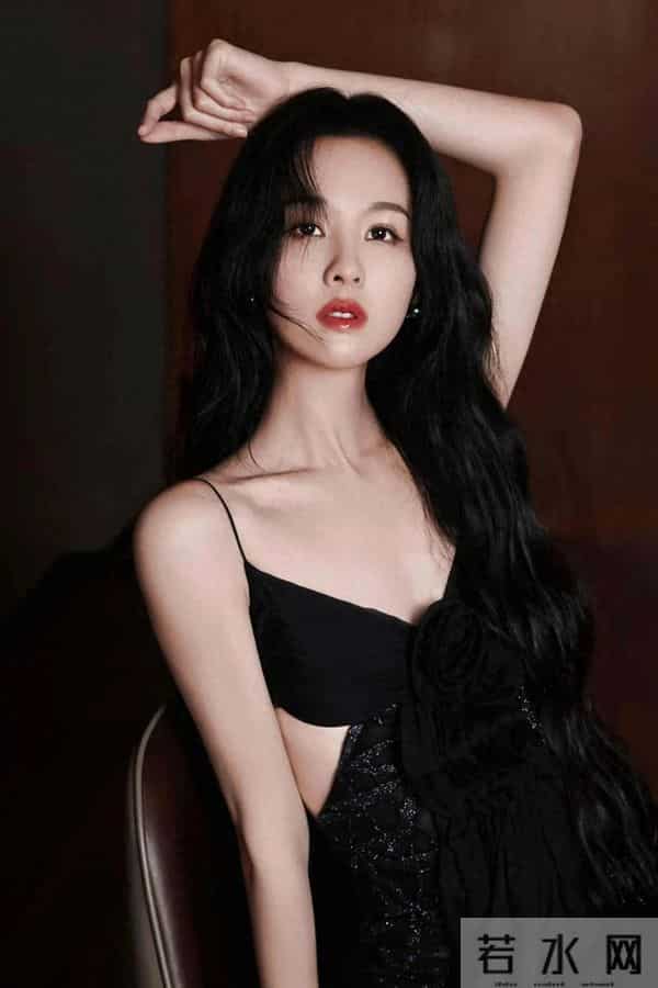 陈都灵一袭黑色拼接款吊带裙 妩媚动人