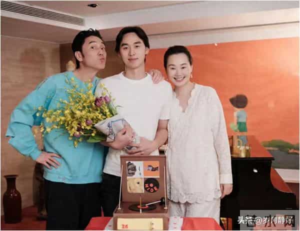 林依轮为26岁儿子林子濠庆生，55岁了比儿子还年轻，老母亲也露面