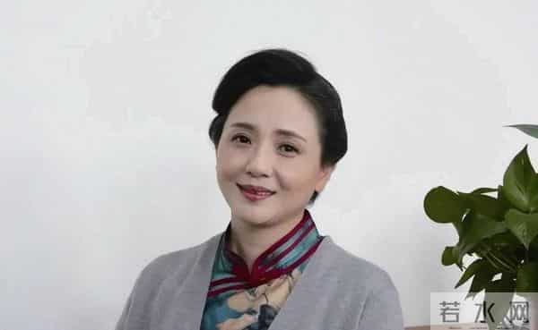 不演吻戏、不入豪门,30岁自毁前程演妈妈,先生是她叛逆的后盾