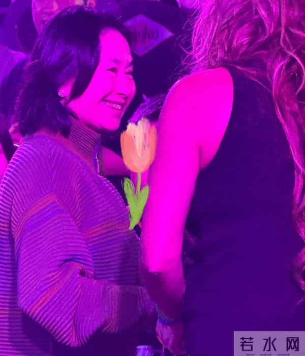 何超琼戴大钻石耳饰很华丽，她的头发白了，她和何超盈女儿合影