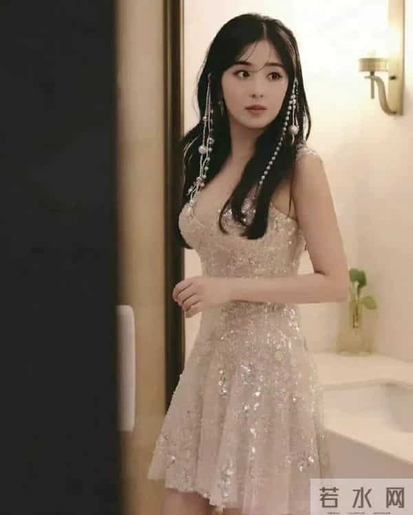 张含韵上海演唱会“惊变”，上围引热议，恋爱传闻靠谱吗？