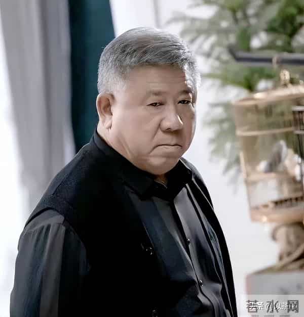 原来他俩是夫妻，家里家外老婆是领导，68岁住大别墅仍坚持拍戏