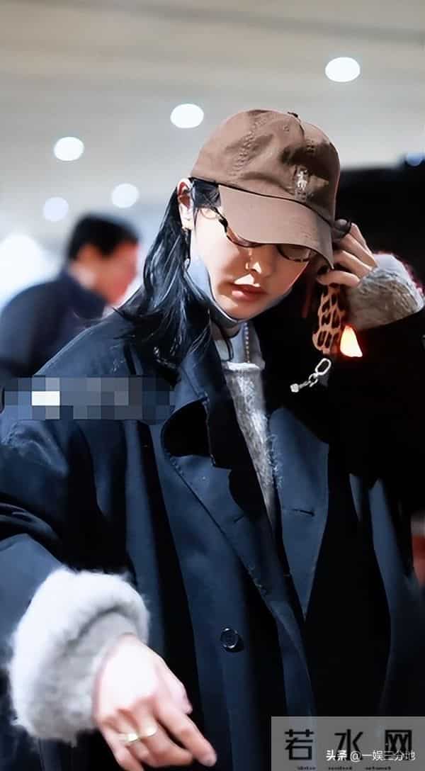 白百何一家回国,大儿子又黑又老,小儿子长相曝光眼小脸大不像她