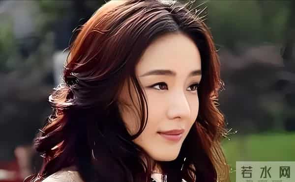 曾被张艺谋力捧，火后与富豪卷款61亿逃亡国外，大佬被抓她后悔吗