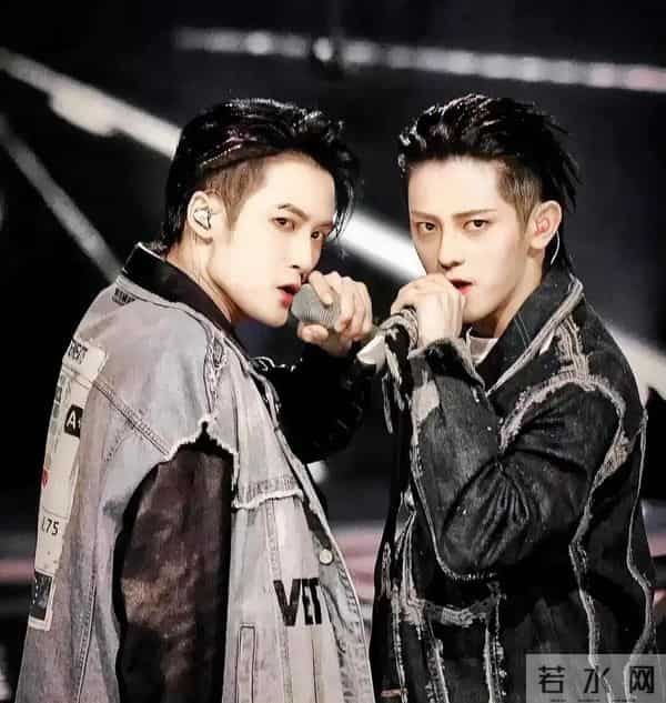 檀健次符龙飞一起抽烟，亮点是双爹带娃逛环球！