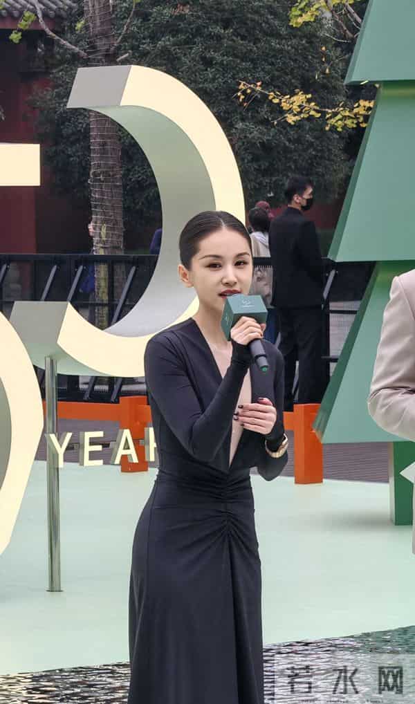 成都太古里偶遇王子文,真人又瘦又美,比电视上还漂亮!