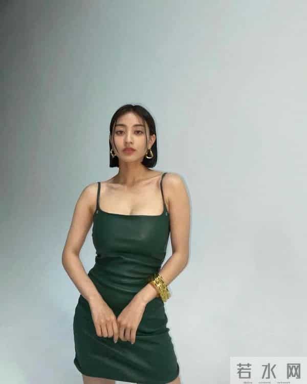 夸一夸朴志效 越来越美！ 身材超好！