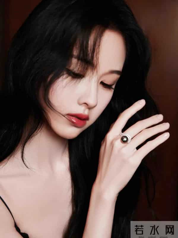 陈都灵一袭黑色拼接款吊带裙 妩媚动人