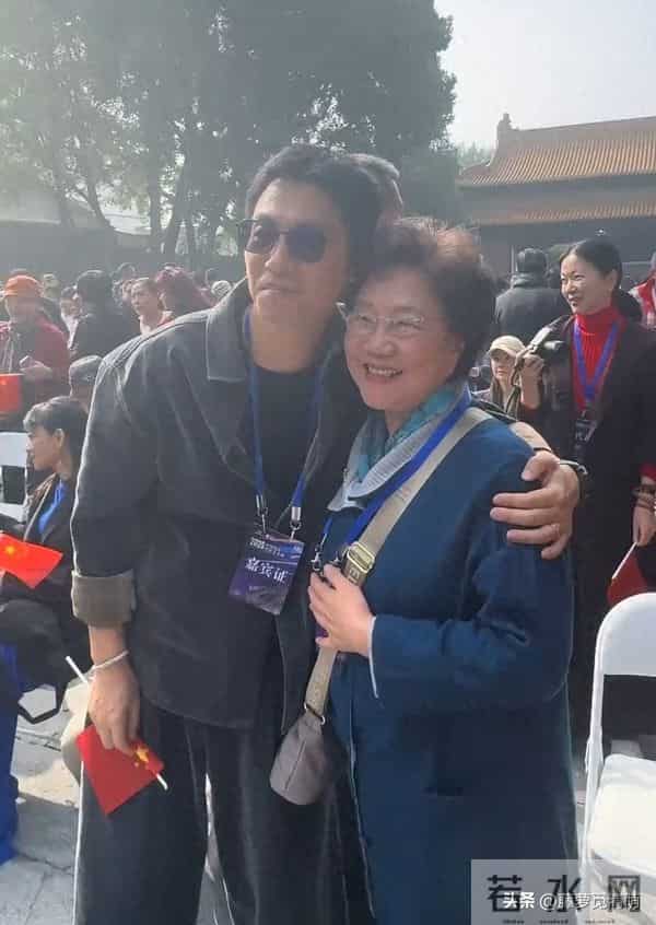 41岁朱亚文在南京被偶遇，他和粉丝拍照好亲切，打扮朴素却好帅气